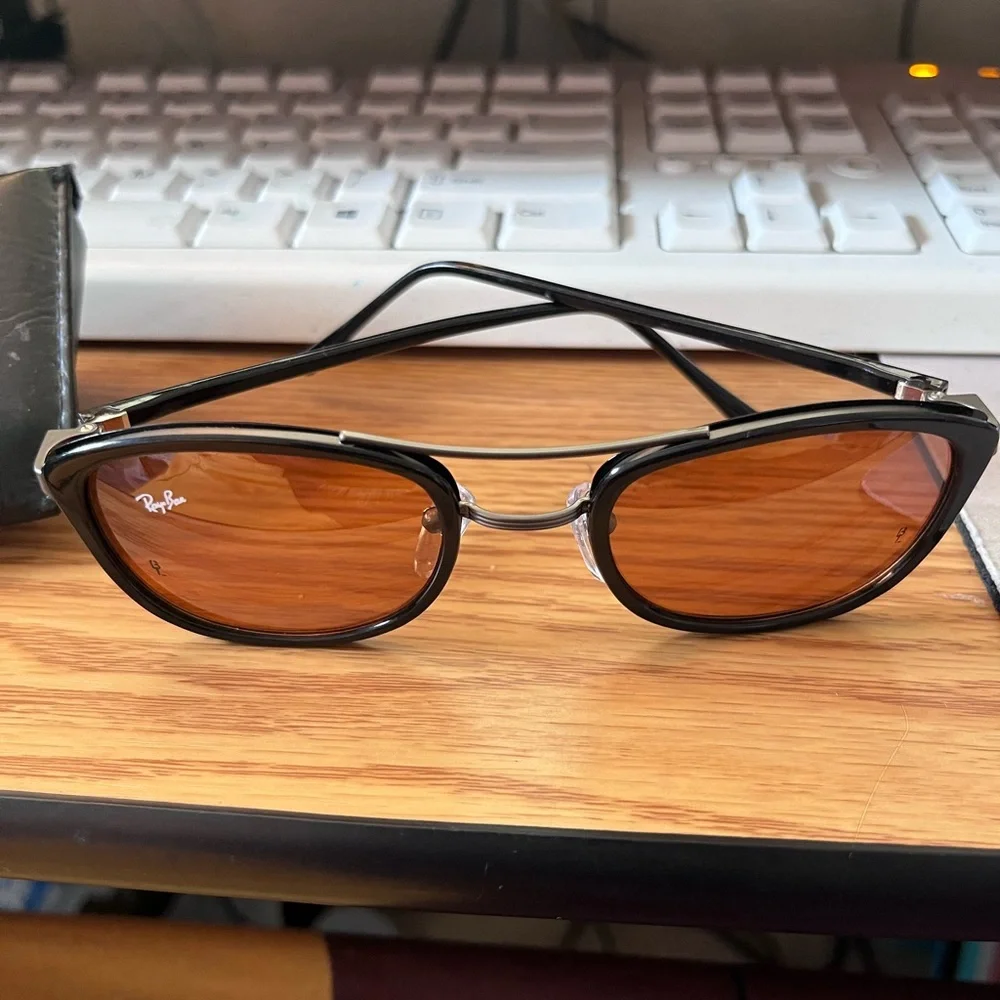 Ray-Ban Unisex Sunglasses with Case. - Picture 8 of 10